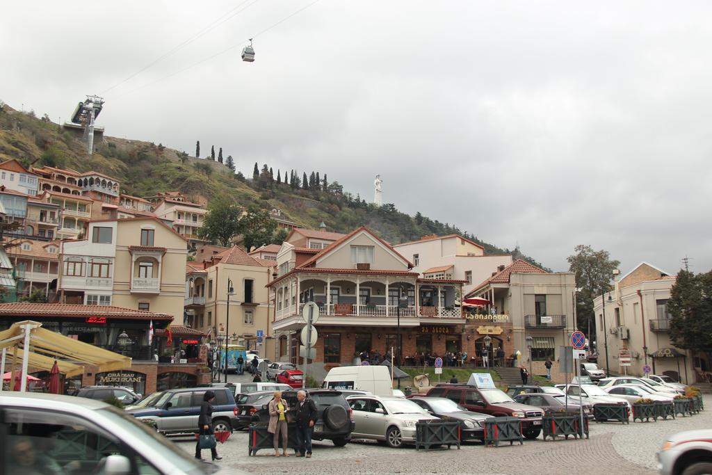 Lilika Apartments On Meskhishvili Tbilisi Bilik gambar